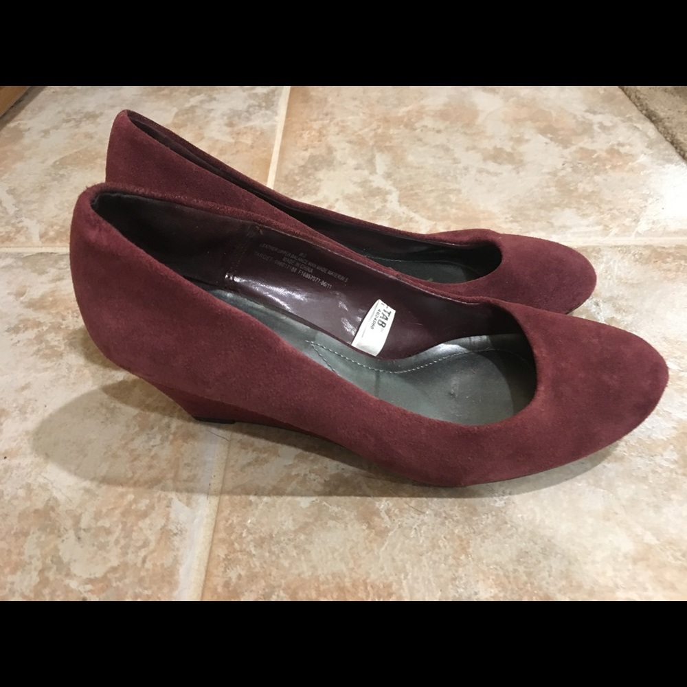 Maroon wedges
